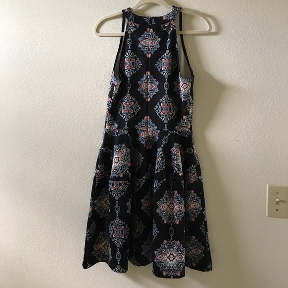 Gorgeous Sleeveless Dress - Picture 3 of 3